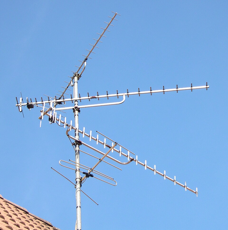 地上波テレビ用UHF八木アンテナ（素子の向き＝偏波の向き）