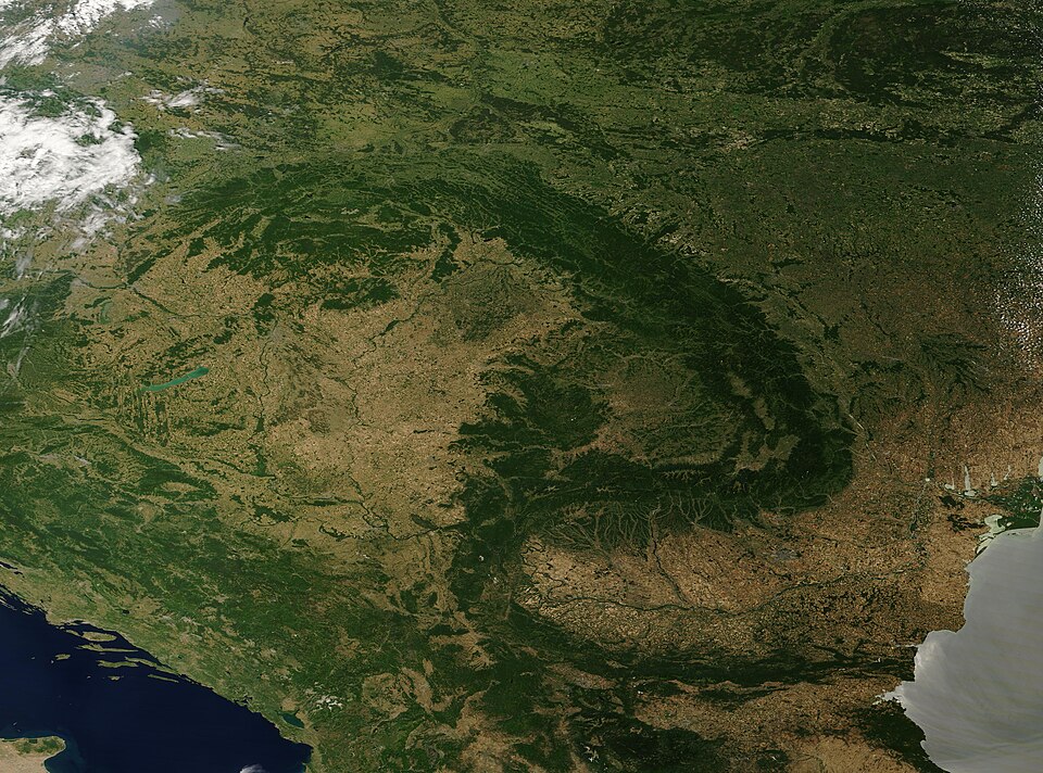 カルパチア山脈を弧状に捉えた衛星写真（MODIS）