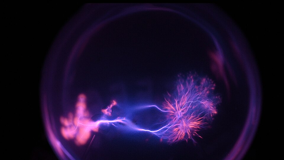 滑走する火花放電とリヒテンベルク図形