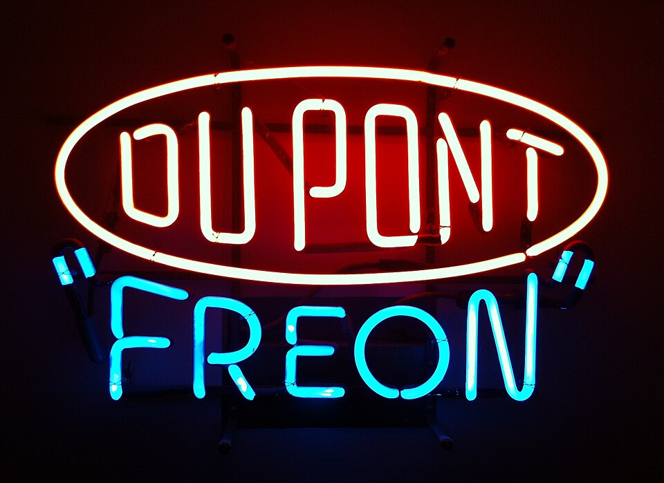 ネオン管が発光する企業ロゴの看板（ネオンサイン）