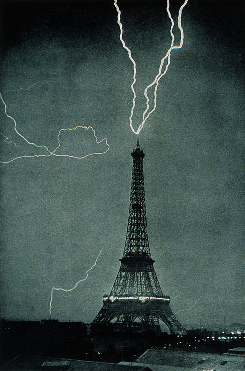 1902年にエッフェル塔に落雷する瞬間を捉えた写真