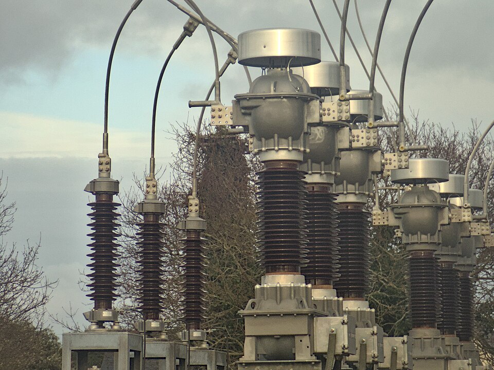 変電設備の避雷器（サージアレスタ）と変流器が並ぶ設備