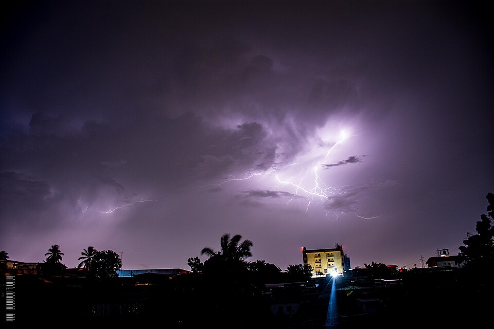 ドゥアラの夜空を裂く稲妻