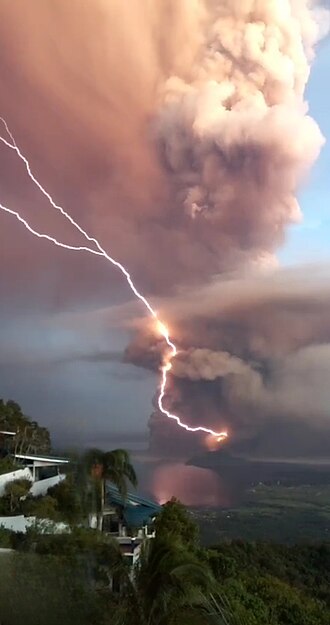 噴煙内で放電する火山雷