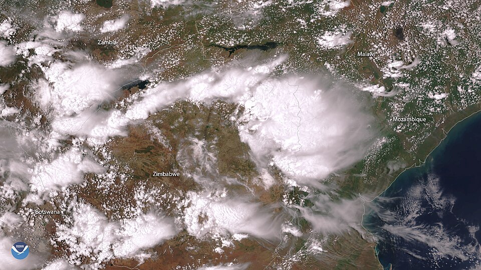 雷雨がもたらす恵みの雨(乾いた大地を潤す)
