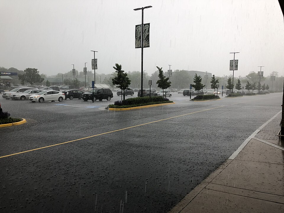 積乱雲の接近を告げる大粒の雨