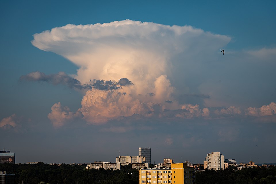 ワルシャワ上空に広がるかなとこ雲の積乱雲