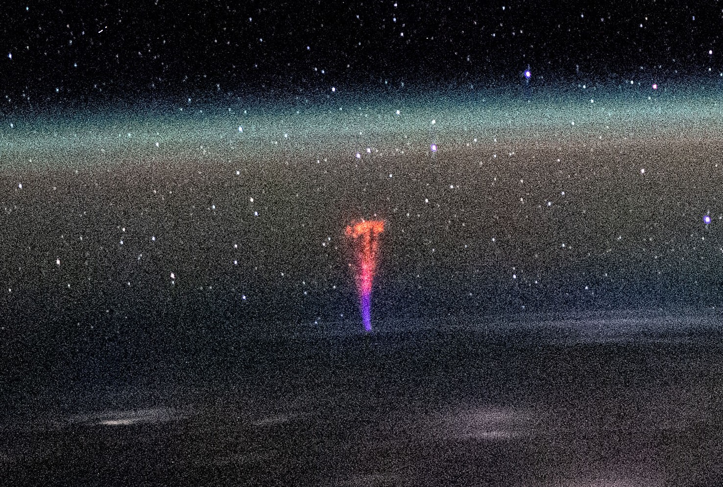 ISSから捉えたスプライト（青赤の縦光柱）