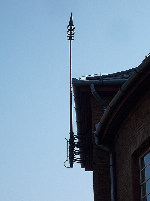 郵便局屋上に設置された避雷針（ハンガリー・カルツァグ）