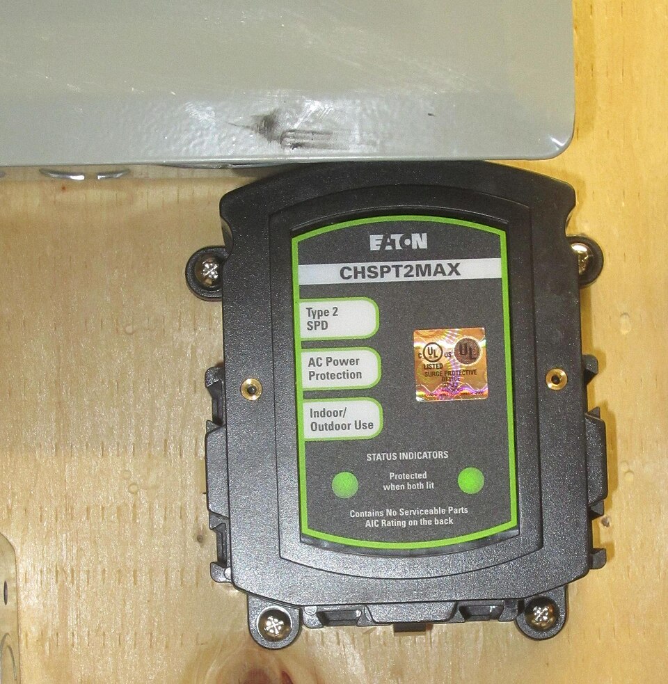 分電盤に取り付けられた雷サージ保護器