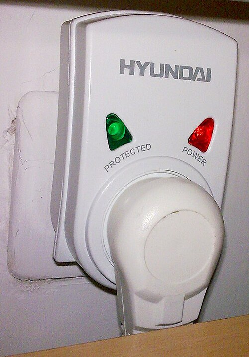 コンセント直結型の雷サージ保護器