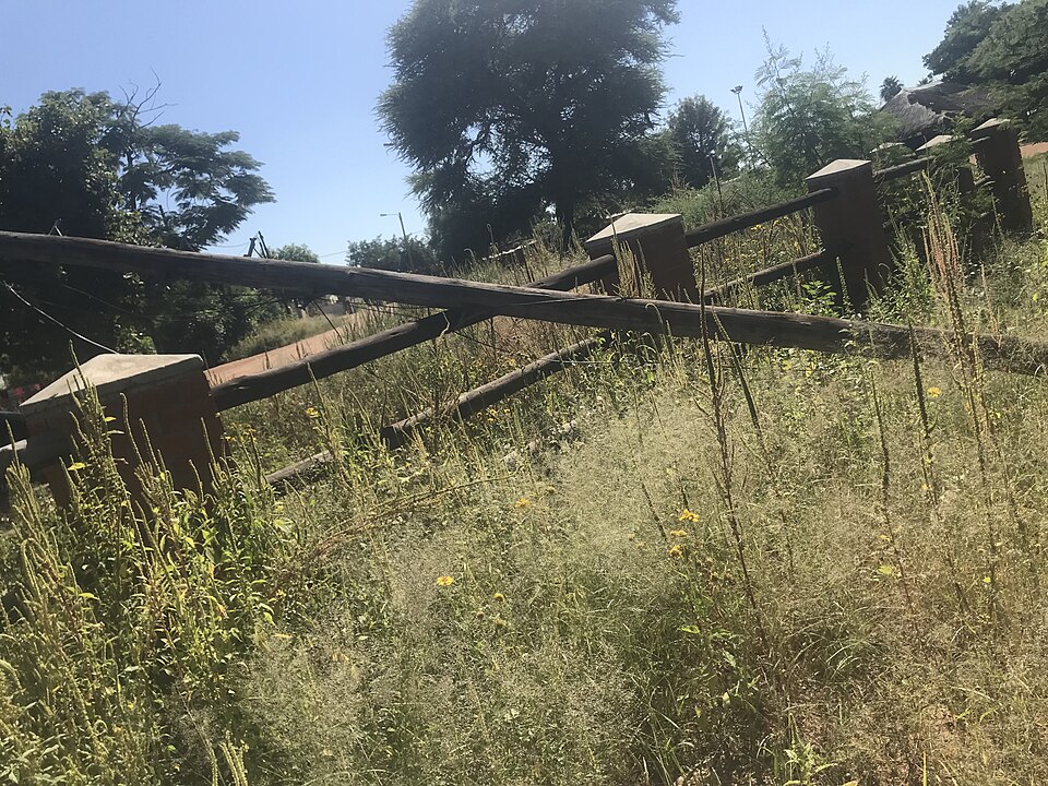 電柱を直撃する落雷（ボツワナ・ハボローネ）