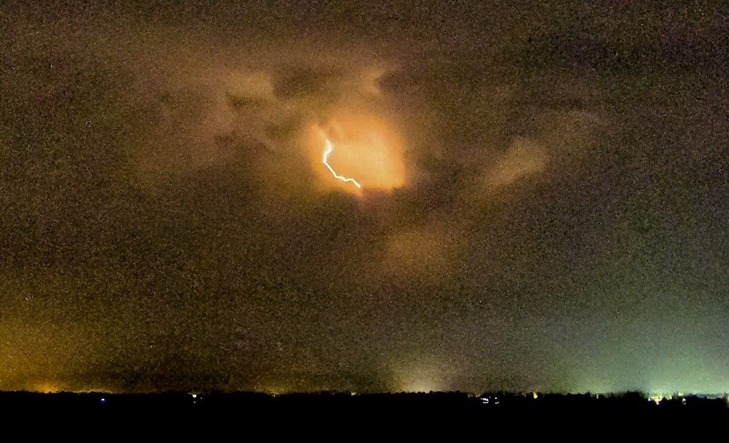 黄色っぽい稲妻（空気の汚れで色味が変化）