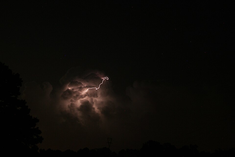 雲間放電で空を横切る枝分かれした稲妻