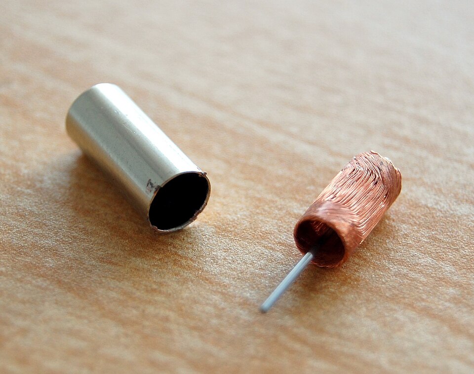 分解された小型コアレスDCモーター