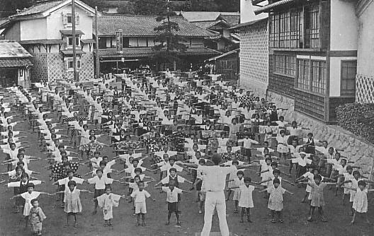 1930年代のラジオ体操（電波放送を使った集団運動の風景）